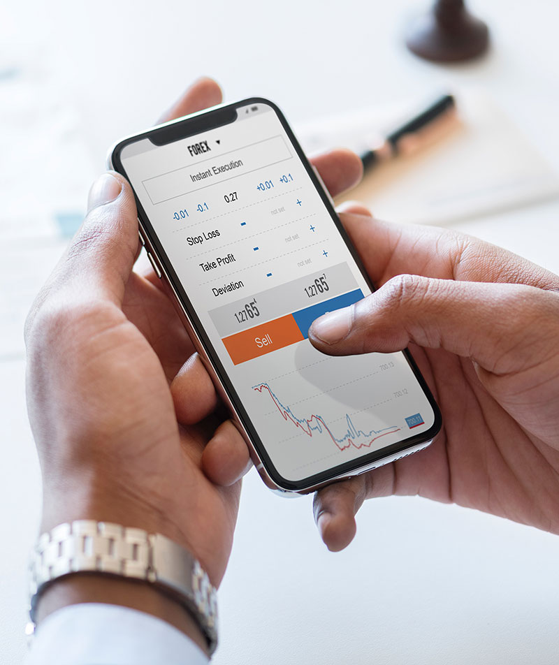manos sujetando un celular